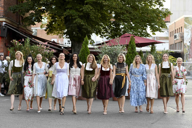 Natascha Grün (Dirndl : Alpenherz), Jeanette Graf (Outfit : Alpenherz),  Darya Strelnikova (Dirndl : Alpenherz), Cecilia Fashion (Dirndl : Alpenherz), Claudelle Deckert (Dirndl : Alpenherz),  Ella Kamps (Dirndl : Alpenherz), Verena Krist (Alpenherz), Sandra Abt (Dirndl : Alpenherz), Silke Untch – La Cecilia Munich (Dirndl : Alpenherz), Alessandra Geissel (Outfit : Alpenherz), Christine Theiss (Dirndl : Alpenherz), Sonja Kiefer (Outfit : Alpenherz) 11 Jahre Alpenherz im Atlantik Fisch in München am 14.07.2022 ©Foto: AGENCY PEOPLE IMAGE (c) Michael Tinnefeld